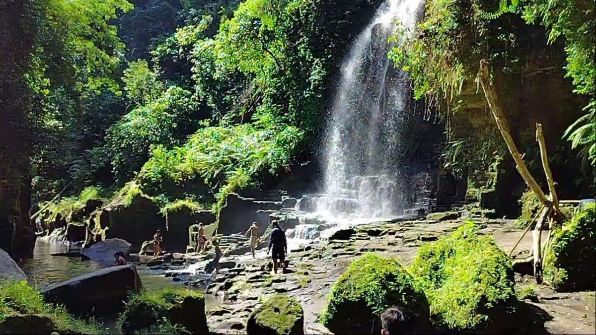 Wisata Air Terjun Di Desa Temesi Ini Tawarkan Pemandangan Air Terjun