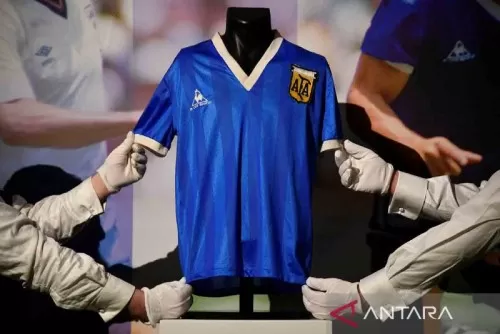 Kaus ‘Tangan Tuhan’ Maradona laku Rp128,6 miliar