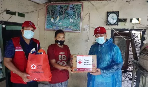 PMI Peduli, Wabup Kasta Serahkan Bantuan Sembako Korban Bencana Alam