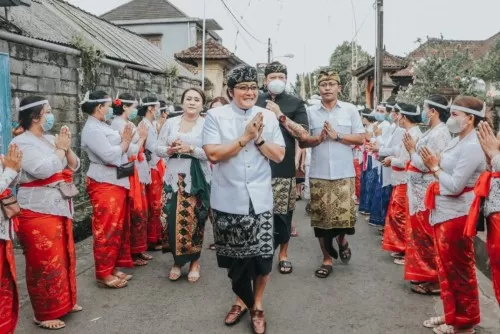 Hadiri Karya di Br. Gulingan Darmasaba, Bupati Minta Tiga Pilar Utama Banjar Harus Dikuatkan
