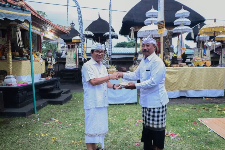 Sekda Adi Arnawa Hadiri Pujawali di Pura Dalem Penataran Mundeh Desa Adat Kapal