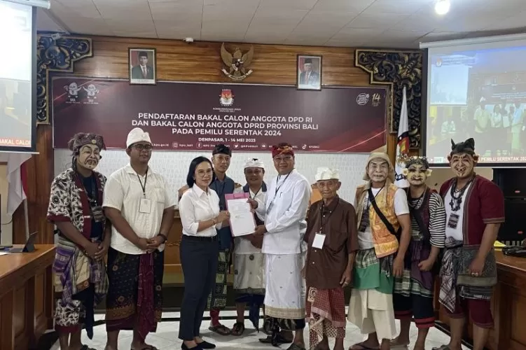 Seniman ‘Bondres’ Dampingi Bacalon DPD Daftar ke KPU Bali