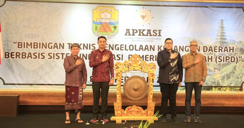 Bupati Suwirta Hadiri Bimtek Pengelolaan Keuangan Daerah Berbasis Sistem Informasi Pemerintahan Daerah