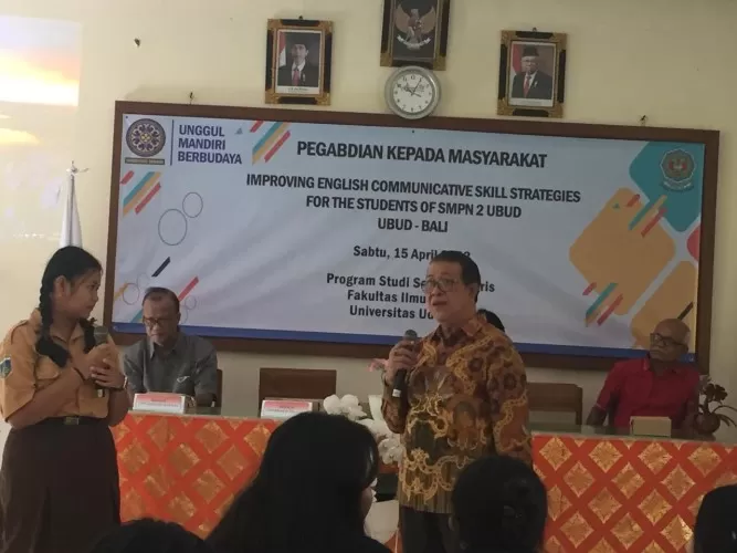 Pengabdian Masyarakat Prodi Sastra Inggris Universitas Udayana ke SMPN 2 Ubud