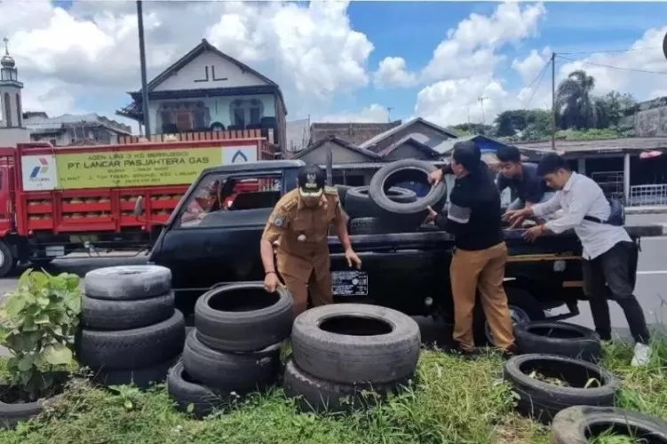 Berita_232403050347_warga-pesisr-pantai-mataram-gunakan-ban-bekas-untuk-mencegah-abrasi