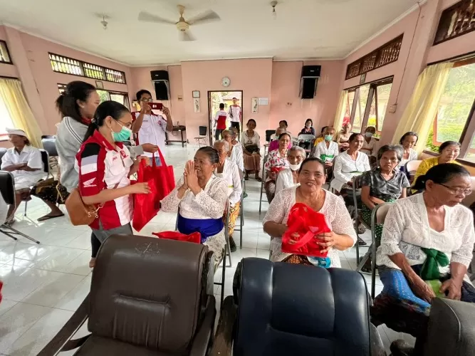 Rayakan Hari Jadi ke-23, Dealer PT Enam Tiga Sejahtera Singaraja Kunjungi Panti Sosial Tresna Werda Jara Mara Pati
