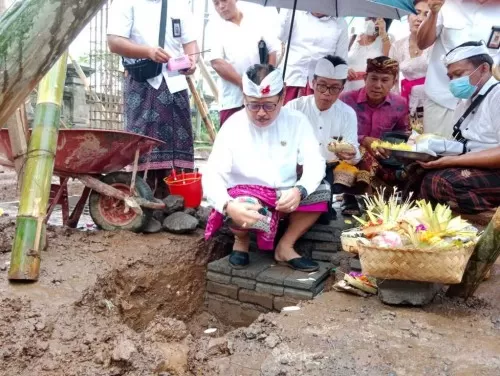 Wabup Gianyar Letakkan Batu Pertama dalam Pembangunan Gedung Fasilitas Layanan PerpustakaanÂ 