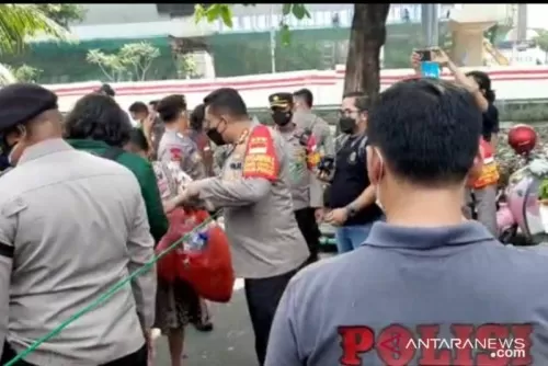 Polisi Bareng Peserta BEM SI Pungut Sampah Usai Demo