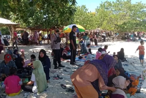 Masyarakat Serbu Pantai KEK Mandalika