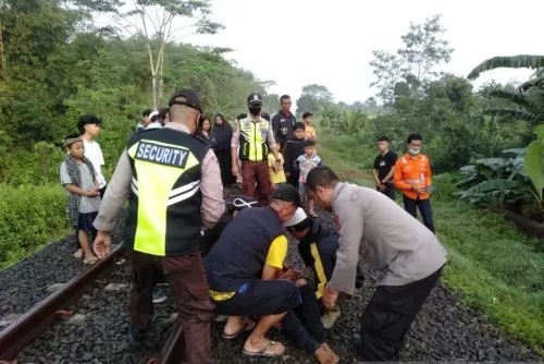 Pemuda Tertidur Pulas di Rel Terserempet KA Sukabumi-Cipatat