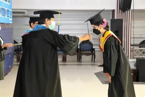 Wisuda Ke-146 Rektor Unud Lepas 1.423 orang Wisudawan, 237 Diantaranya Raih Predikat Cum Laude