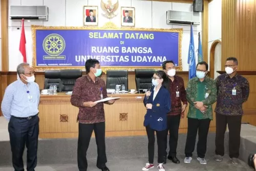 Rektor Unud Serahkan Sertifikat Penghargaan kepada 19 Mahasiswa Program IISMA dan ICT