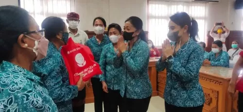 Ny. Sagung Antari Jaya Negara Serahkan Bantuan Sembako Kepada Kader PKK Se Kota Denpasar