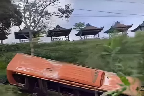 Polisi Gelar Reka Ulang Kecelakaan Bus Pariwisata di Tabanan