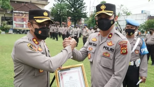 Kapolsek Densel Raih Juara 1 Lomba Menembak dalam Meriahkan Hari Bhayangkara Ke-76