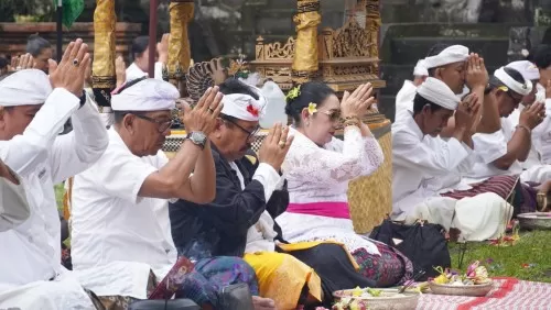 Wagub Cok Ace Hadiri Prosesi Mapepada Wewalungan Sehari Jelang Puncak Karya Pujawali Pura Mandara Giri Semeru Agung