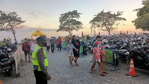 Kunjungan Masyarakat Meningkat, Polsek Densel Laksanakan Patroli KRYD di Pantai Matahari Terbit