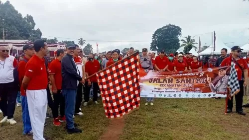 Semarak HUT RI ke-77, Wabup Wayan Diar Lepas Peserta Jalan Santai