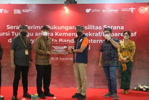 Tingkatkan Kenyamanan Penumpang, Bandara Internasional I Gusti Ngurah Rai Terima Dukungan Kursi Tunggu dari Kemenparekraf