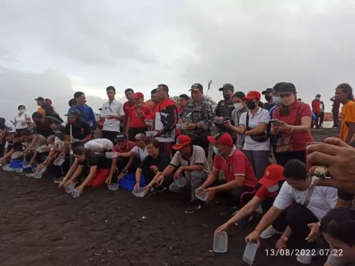 Sinergitas Polsek Dentim Bersama Dinas Sosial Kota Denpasar Laksanakan Bakti Sosial di Pantai Biaung