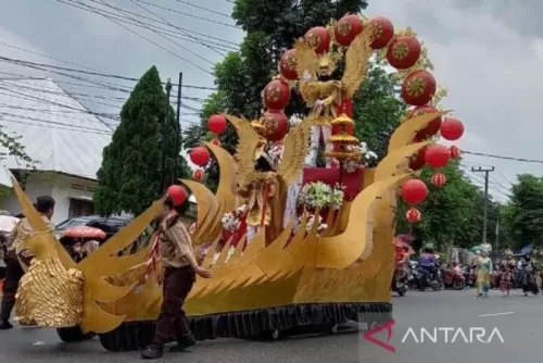 Ribuan Warga Saksikan Pawai Kendaraan Hias HUT RI ke-77
