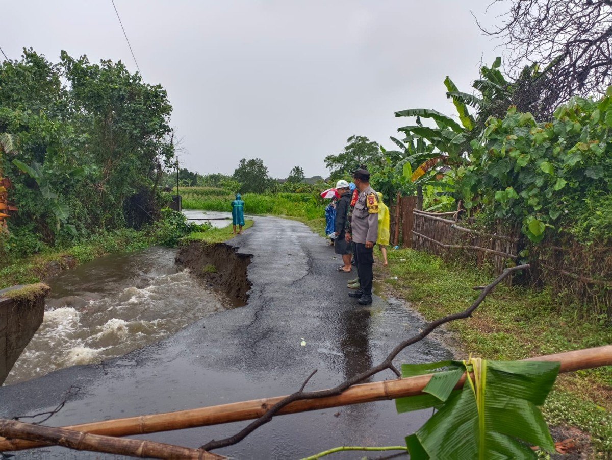 Badan Jalan di Desa Kusamba Klungkung Jebol Akibat Guyuran Hujan