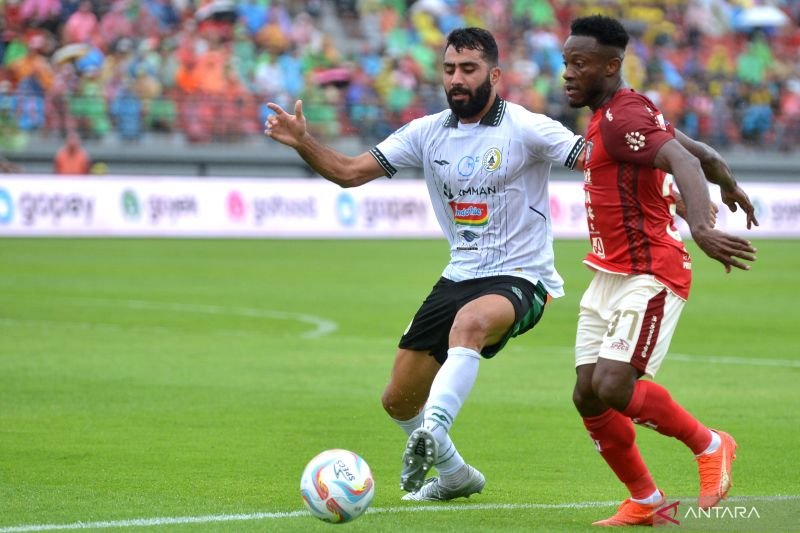 Pesepak bola PSS Sleman Jihad Ayoub (kiri) berebut bola dengan pesepak bola Bali United Privat Mbarga (kanan) saat pertandingan Liga 1 2023/2024 di Stadion Kapten I Wayan Dipta, Gianyar, Bali, Sabtu (1/7/2023).