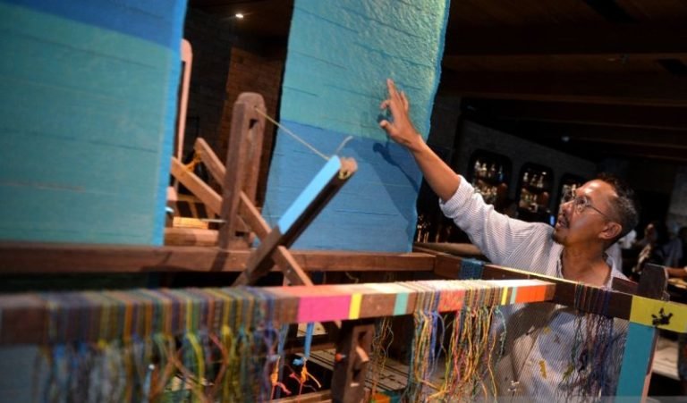 Seniman Ari Bayuaji Menciptakan Karya Seni Instalasi Daur Ulang Berjudul ‘Weaving the Ocean: Pieces of Hope