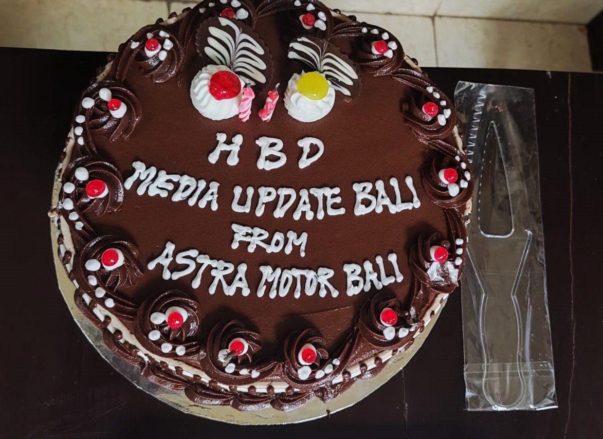 Pemberian kue ucapan HUTÂ Updatebali dari Astra Motor Bali.