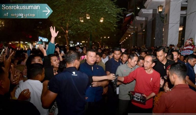 Presiden Jokowi Kunjungi Jalan Malioboro, Sapa Warga dan Pedagang