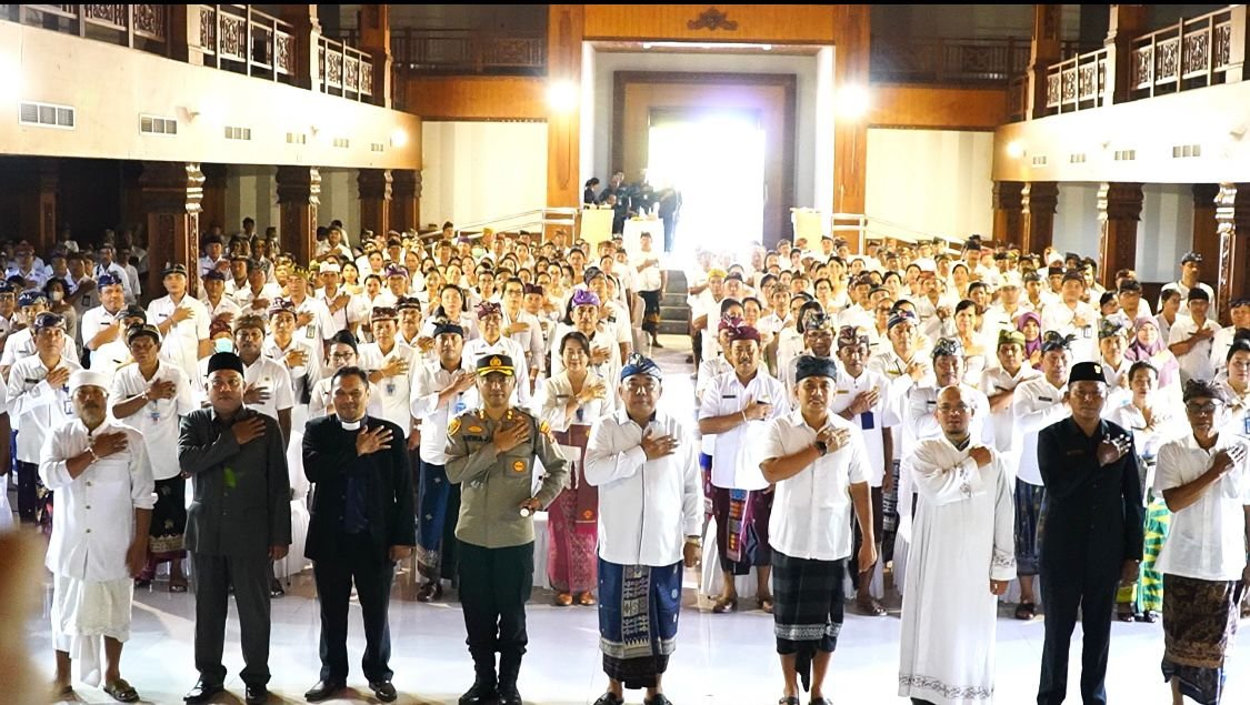 Bupati Jembrana, I Nengah Tamba melantik dan mengukuhkan sebanyak 320 orang pejabat di lingkungan pemerintah Kabupaten Jembrana, di Gedung Auditorium Pemkab Jembrana, Selasa 29 Agustus 2023.