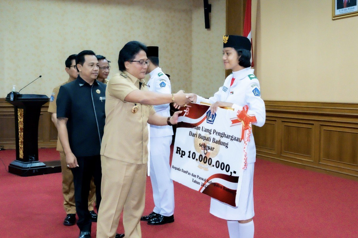 Bupati Nyoman Giri Prasta saat memberikan penghargaan kepada Paskibra Badung tahun 2023 di Ruang Kertha Gosana, Puspem Badung.
