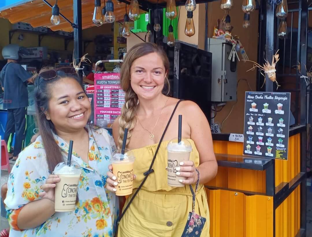 Warga negara asing (WNA) yang juga tertarik mencicipi minuman Cincha Thai Tea