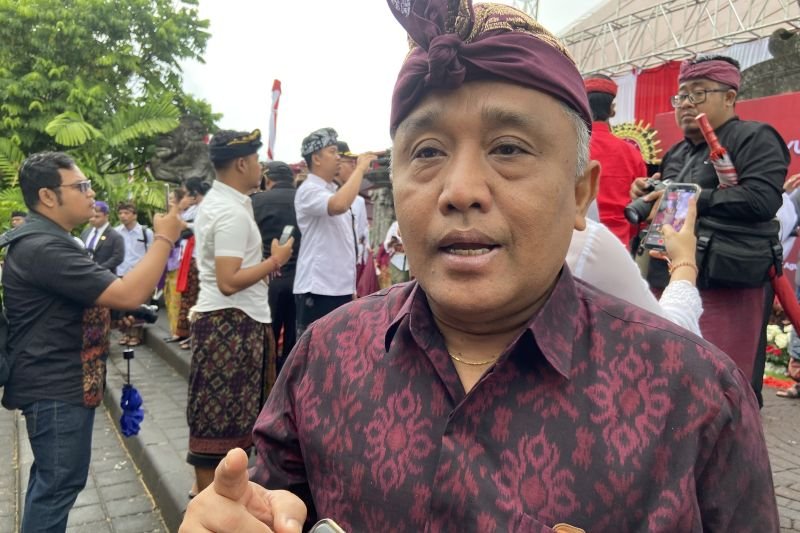 Ketua KPU Bali I Dewa Agung Lidartawan saat diwawancara di Denpasar, Kamis 17 Agustus 2023.