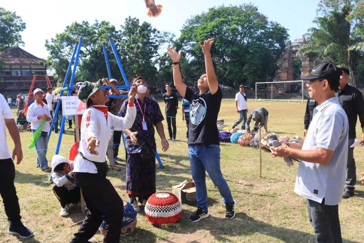 Lomba dibuka langsung Wakil Bupati Jembrana IGN Patriana Krisna, Sabtu 26 Agustus 2023 ditandai dengan pelepasan burung merpati ke udara.