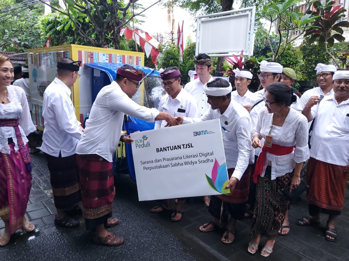 Manager Komunikasi & TJSL PLN UID Bali, memberikan bantuan secara simbolis yang diterima langsung oleh Perbekel Desa Sumerta Kelod.