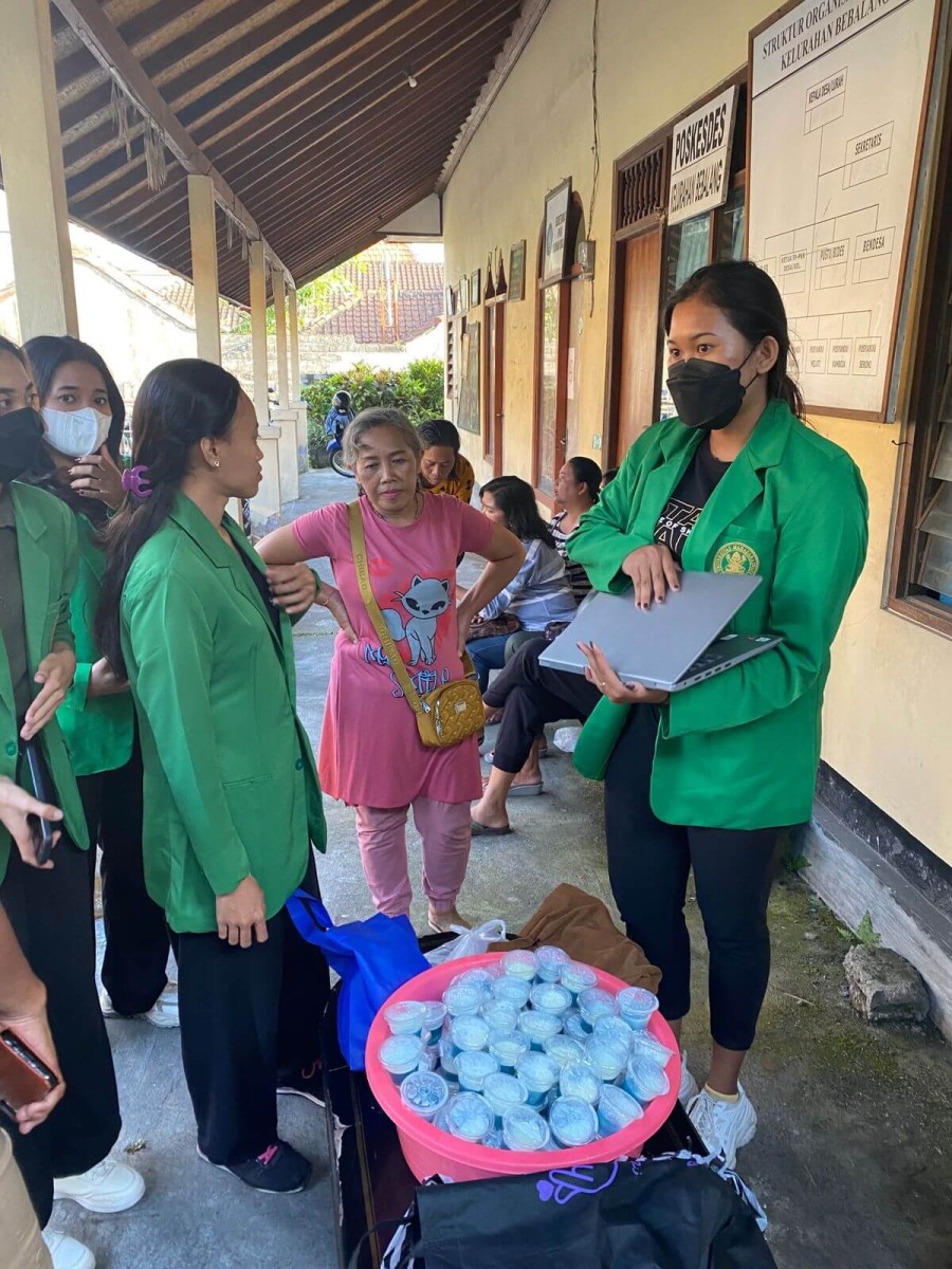 Pengabdian Masyarakat Universitas Mahasaraswati (UNMAS) Denpasar, menggelar sosialisasi pembuatan produk minuman herbal berasal dari bahan bunga telang di Kelurahan Bebalang, Kecamatan Bangli, Kabupaten Bangli.