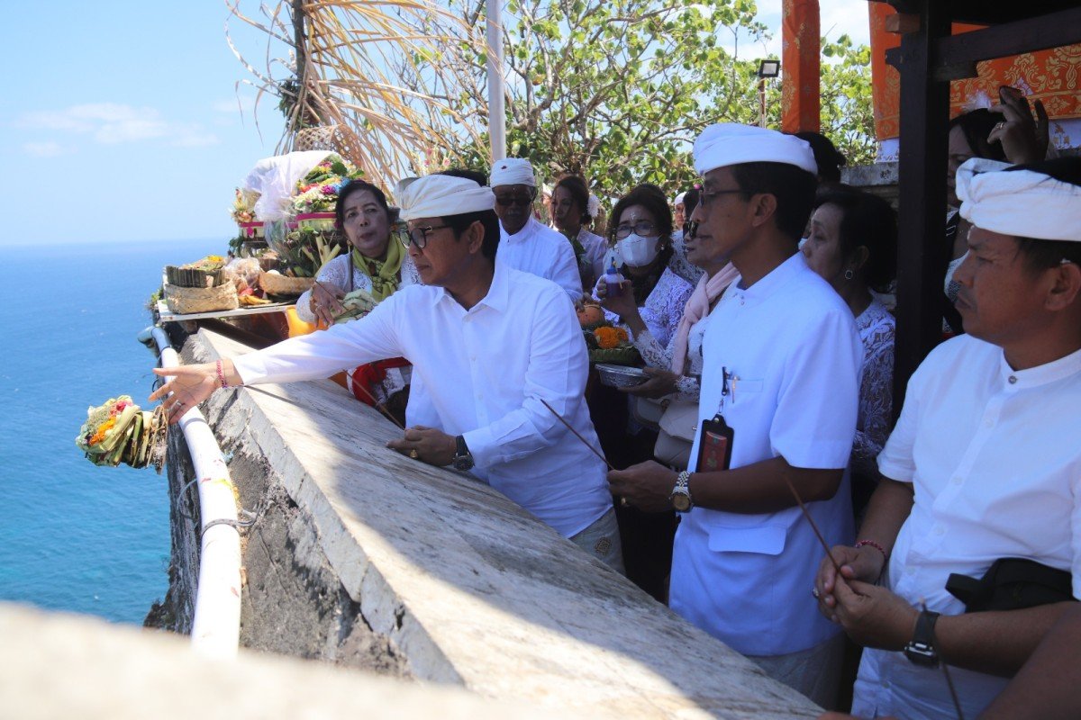 Sekda Adi Arnawa saat menghadiri sekaligus melaksanakan persembahyangan saat karya pujawali di Pura Luhur Uluwatu, Desa Pecatu Kuta Selatan