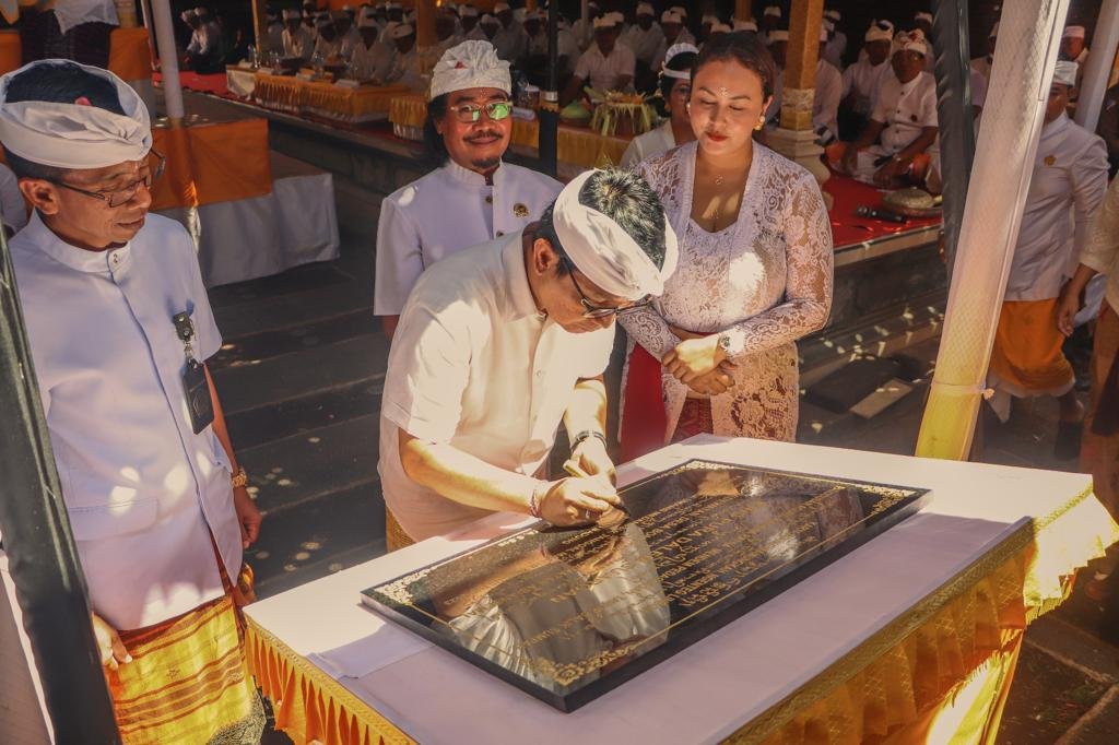 Sekda Badung I Wayan Adi Arnawa saat menghadiri acara Melaspas dan Mendem Pedagingan serangkaian Karya Agung Ngenteg Linggih, Pedudusan Agung Tawur Balik Sumpah di Pura Dalem Suargan, Banjar Kedewatan, Desa Bongkasa, Kecamatan Abiansemal, Badung, Senin 7 Agustus 2023.