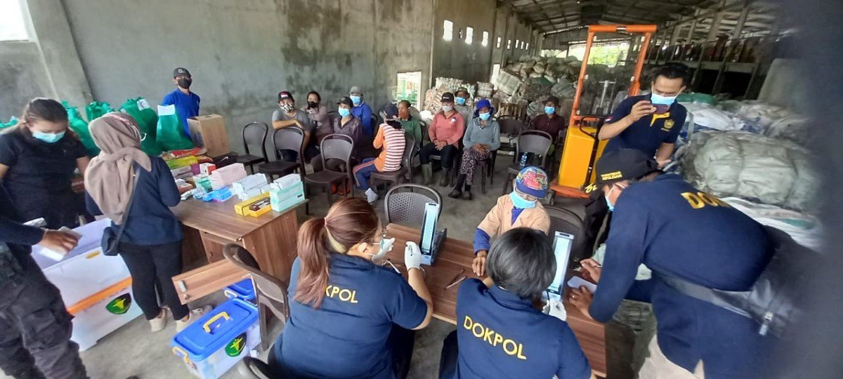 Sinergitas KRJ dan Polres Jembrana Cek Kesehatan Belasan Para Pemilah Sampah Mandiri di TPA Peh