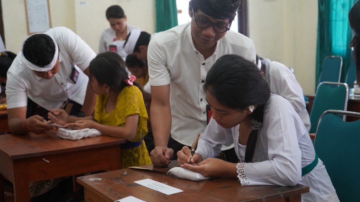 Belasan Anak Berkebutuhan Khusus Ikuti Workshop Menulis Lontar.