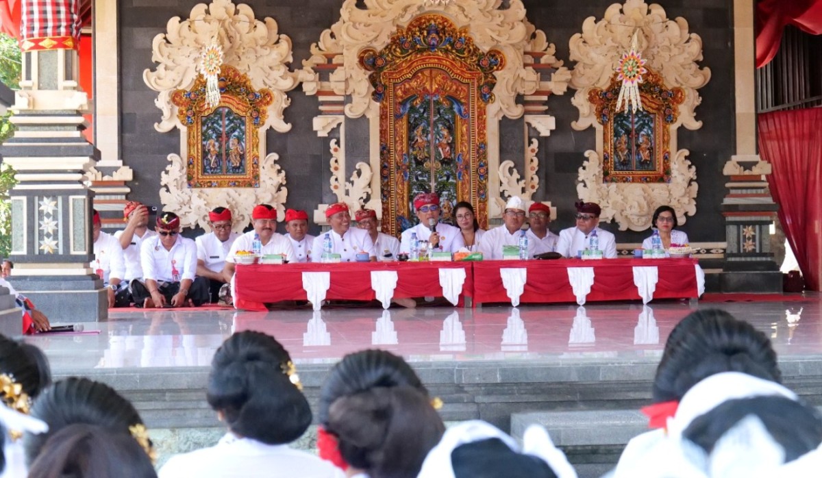 Bupati Sanjaya beserta jajaran menghadiri Undangan Upacara Pemelaspasan Balai Adat Pondok di Banjar Adat Pondok, Desa Beraban, Selemadeg Timur