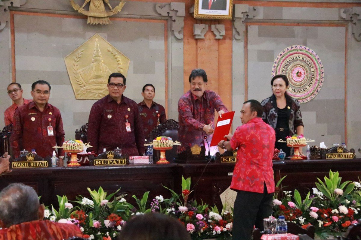 Bupati Tabanan Tanggapi Pemandangan Umum Fraksi-Fraksi Dewan Terhadap 4 Ranperda