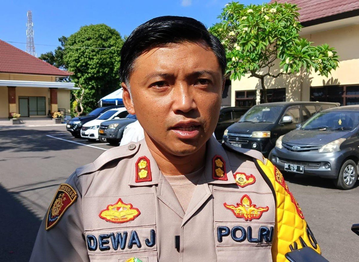 Akun WA palsu yang mengatasnamakan Dewa dan foto Kapolres Jembrana bersama keluarga.