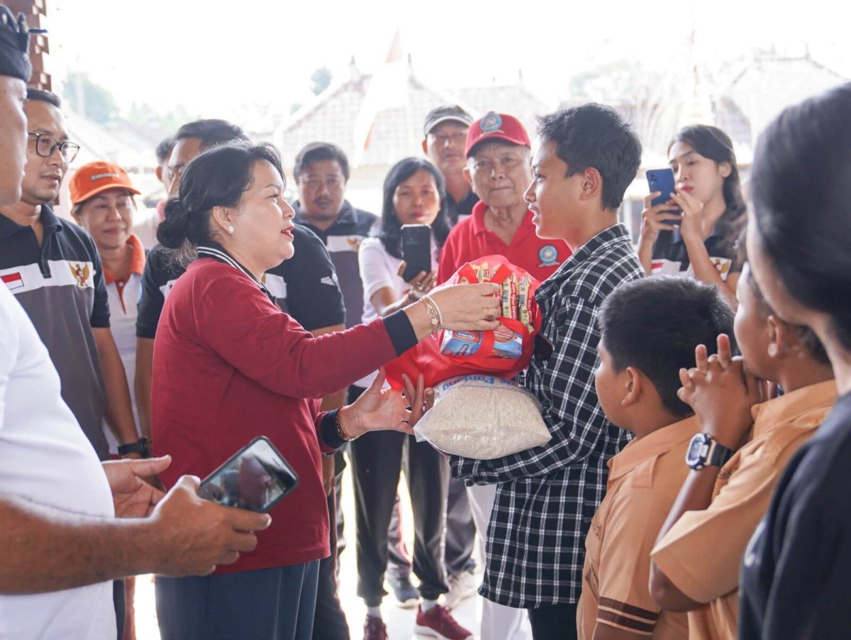 Ketua TP. PKK Kabupaten Badung Nyonya Seniasih Giri Prasta menyerahkan bantuan untuk Lansia dan Anak Yatim Piatu di Balai Banjar Tiyingan, Desa Pelaga, Kecamatan Petang, Jumat 15 September 2023.