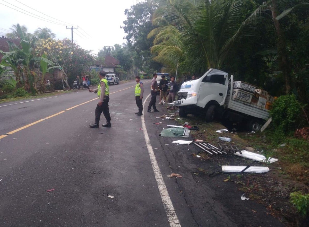 Kondisi mobil pikap setelah mengalami kecelakaan di Banjar Serong, Desa Gumbrih, Kecamatan Pekutatan Jembrana, Rabu 13 September 2023 dini hari.
