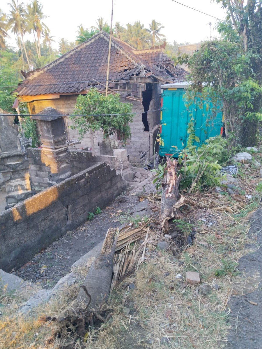 Kondisi rumah warga pasca dihantam truk box di Jalan umum jurusan Denpasar - Gilimanuk Banjar Anyar Kelod, Desa Penyaringan, Kecamatan Mendoyo, Jembrana