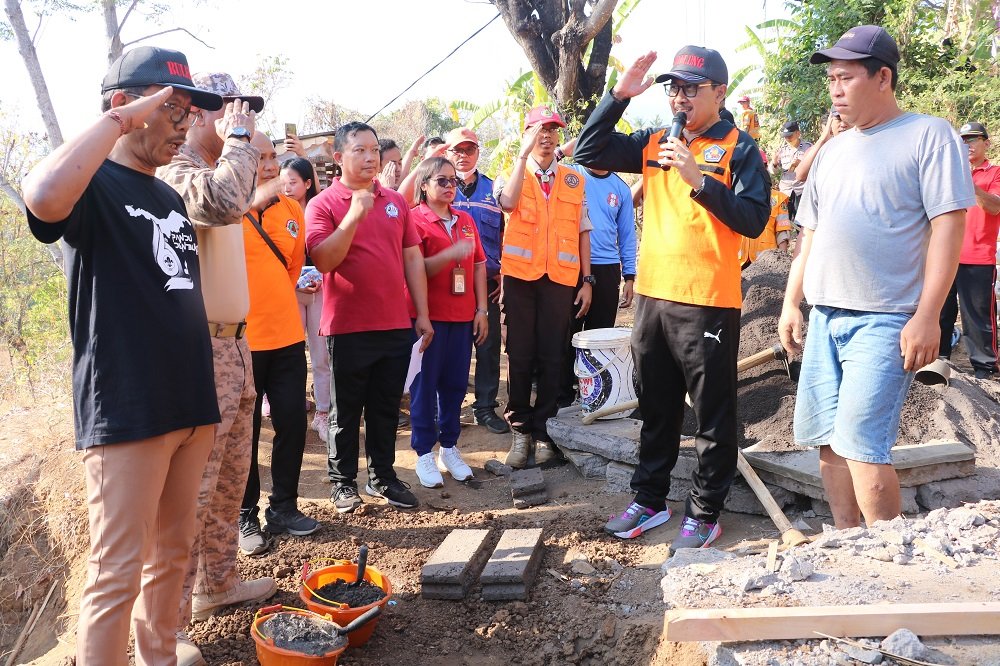 Lewat Bungbung Kemanusiaan, Pramuka Buleleng Lakukan Bedah Rumah Entaskan Kemiskinan Ekstrem.
