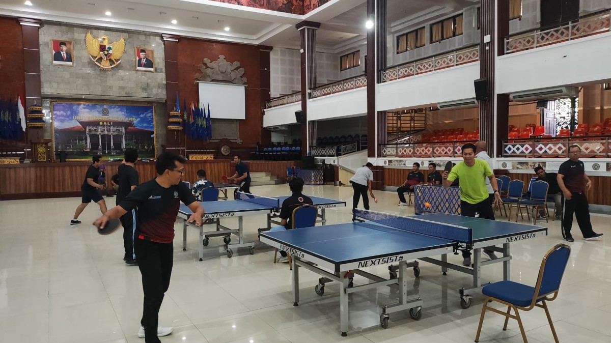 Lomba ping-pong dalam memeriahkan Dies Natalis Ke-61, Universitas Udayana (Unud)