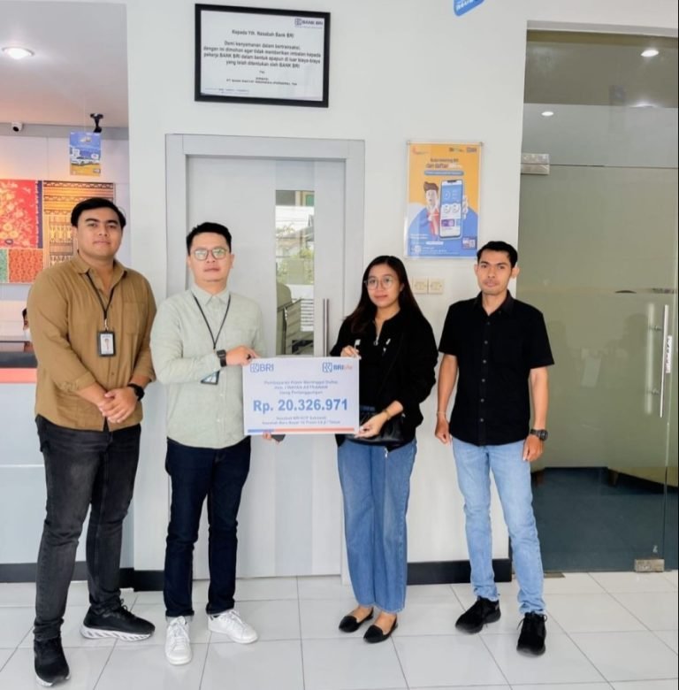 Penyerahan secara simbolis oleh Pemimpin Cabang Pembantu Randhika Rakhmat bersama ahli waris Putu Desi Muliani di Kantor BRI KCP Sukowati Gianyar pada Rabu 27 September 2023.